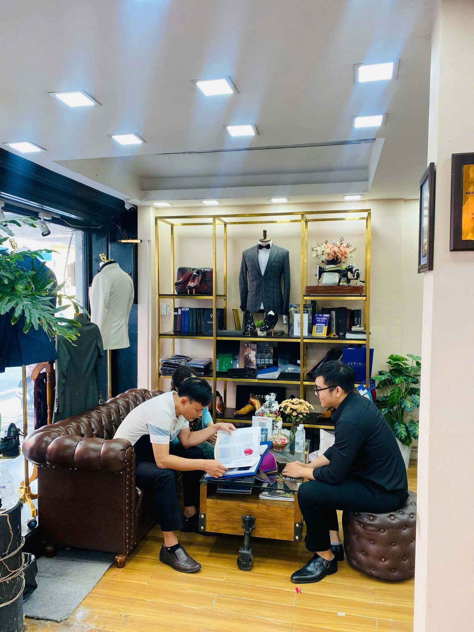 Phóng sự khách hàng trải nghiệm dịch vụ tại hệ thống Showroom Mon Amie.